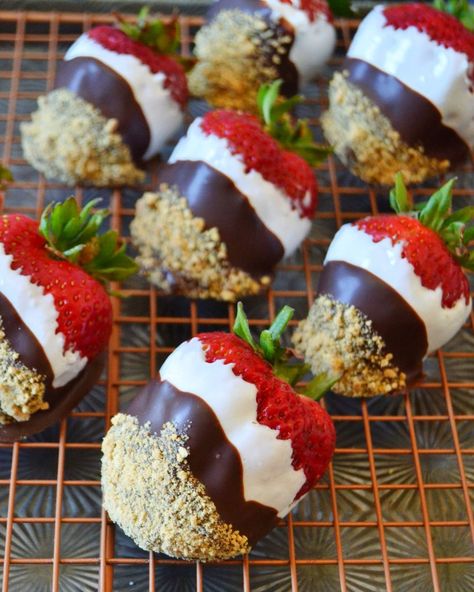 Unique Chocolate Covered Strawberries, Decorated Strawberries, Dipped Strawberries Recipe, Smores Dip, Smores Dessert, Chocolate Covered Strawberry Recipe, Chocolate Covered Fruit, Dipped Strawberries, Marshmallow Cream