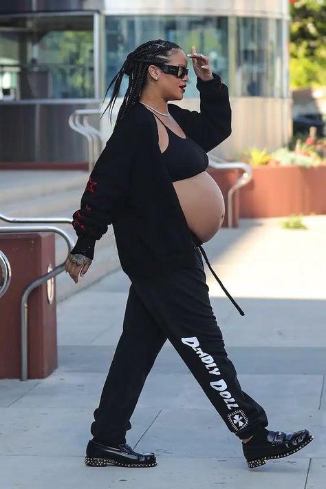 A Very Pregnant Rihanna Bumps It Up in LA Rihanna Pregnant, Rihanna Red Carpet, Pregnant Street Style, Rihanna Baby, Fenty Clothing, Postpartum Fashion, Trendy Maternity Outfits, Pregnancy Goals, Rihanna Outfits