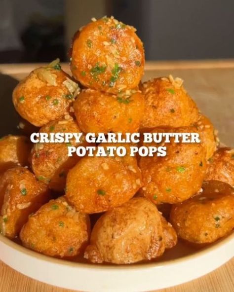 @goveganchallenge on Instagram: ""GET The Complete Plant Based Cookbook - Over 200+ Delicious Vegan Recipes Including 30-day Meal Plans" =>> LINK IN BIO 🔗 @goveganchallenge 1️⃣ or 2️⃣? Which #recipe by @Jacobking would you try?👇 1️⃣ CRISPY GARLIC BUTTER POTATO POPS 🥔 written recipe below 👇🏾 The most perfectly crispy, garlicky buttery potato snack you will every try 😮 👇🏾ingredients👇🏾 -3 large white potato -1 tsp garlic, onion + paprika powder -2 tbsp nutritional yeast -2 to 4 tbsp cornflour -big pinch salt n pepper -2 tbsp vg butter -1 tbsp olive oil -4 or 5 large garlic cloves -fresh chives or parsley for garnish 👇🏾method👇🏾 -peel and dice your potatoes before boiling them until soft. -mash them with the seasonings and cornflour then shape into balls before air frying, baking Potato Pops, Buttery Potatoes, Potato Snack, Vegan Plan, Crunchy Potatoes, Butter Potatoes, Crispy Garlic, Stuffed Potato Balls, Potato Snacks