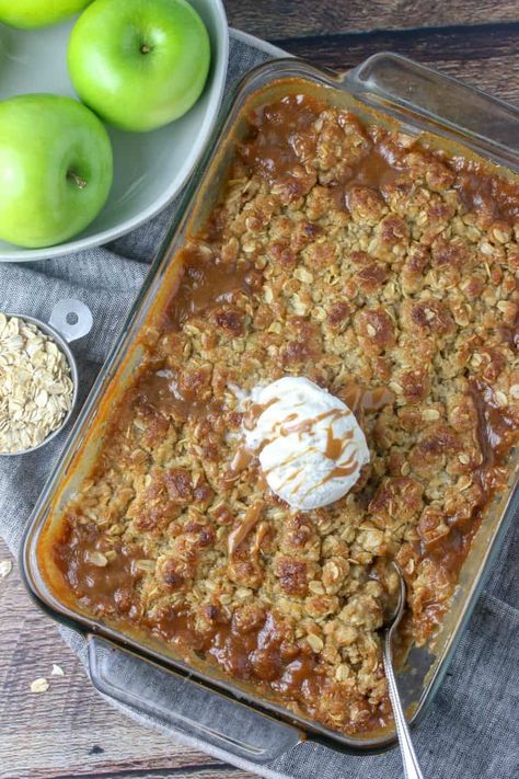 Salted Caramel Apple Crisp - This Fall make this apple crisp with a crunchy oatmeal streusel topping, a cooked apple cider filling, and warm spices like cinnamon. Top with icecream for the perfect Autumn homemade dessert. Oatmeal Streusel Topping, Caramel Apple Crisp Recipe, Crunchy Oatmeal, Apple Crisp With Oatmeal, Apple Cranberry Crisp, Oatmeal Crisp, Crisp Desserts, Healthy Apple Crisp, Caramel Apple Crisp