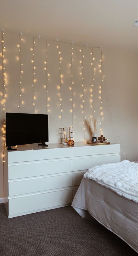 #bedroomdecorideas #aesthetic #cozy #neutral Flat Inspiration Decorating Ideas, White Gold Room Aesthetic, Room Ideas Aesthetic Led, Cheap Room Decor Ideas Bedrooms, Wall Decor Inspo Bedroom, Minimalist Teen Bedroom, Pinterest Bedroom Ideas, Lights Over Bed, Bedroom Lights Ideas