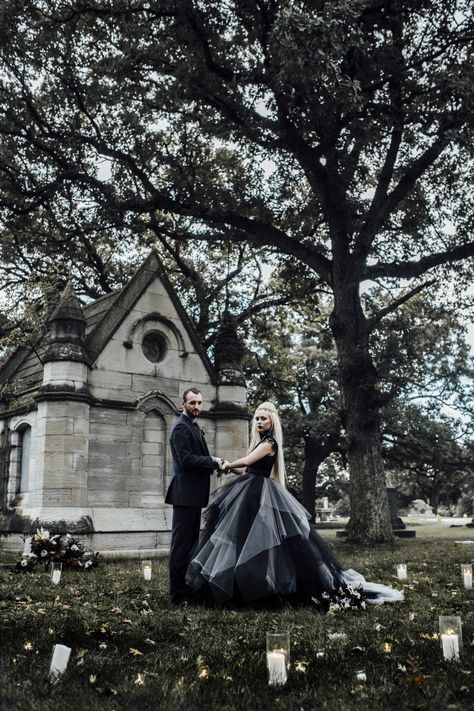 Classy Halloween Wedding, Halloween Wedding Ideas, Halloween Engagement, Horror Wedding, Moody Halloween, Halloween Cemetery, Gothic Wedding Theme, Wedding Ides, Classy Halloween