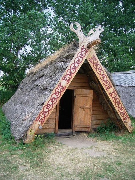 i feele like i have this cabin/hut fever or something like i am lovingg this so would live in it if i had to. Viking Houses, Viking Tent, Viking Camp, Viking House, Viking Village, Viking Drinking Horn, Viking Life, Viking Culture, Thatched Roof