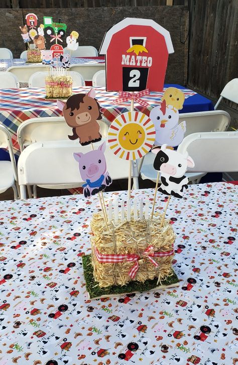 Farm Birthday Party Decorations, Animal Centerpieces, Barn Birthday Party, Cow Birthday Parties, Farm Themed Party, Barnyard Birthday Party, Farm Theme Birthday, Farm Animal Party, Farm Animals Birthday Party