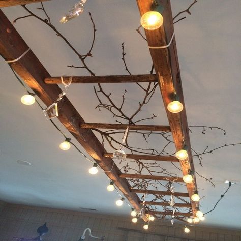 Upgrade a vintage or repurposed ladder with fairy or globe lights; you can either lean it against the wall as a piece of decor or hang it from the ceiling as a killer light fixture. Ladder Light Fixture, Old Ladder Ideas, Diy Outdoor Lighting, Old Ladder, Diy Lampe, Rustic Ceiling, Decor Eclectic, Wooden Ladder, Outdoor Diy Projects