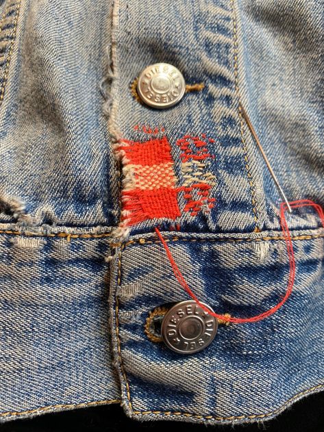 How to darn a jumper Visible Mending Jeans, Jean Mending, Sashiko Mending, Aged Clothing, Denim Repair, Mending Clothes, Packing Hacks Clothes, Clothes Embroidery Diy, Packing Hacks