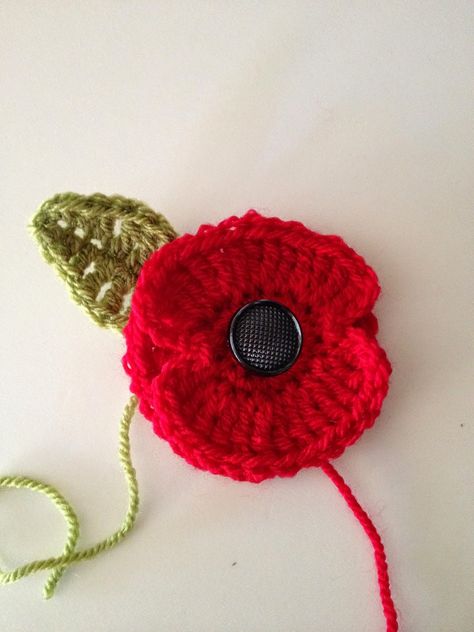 Poppy Installation, Knitted Poppy Free Pattern, Crochet Poppies, Crochet Poppy Free Pattern, Crochet Poppy Pattern, Crochet Fidget, Poppy Tutorial, Knitted Poppies, Crochet School