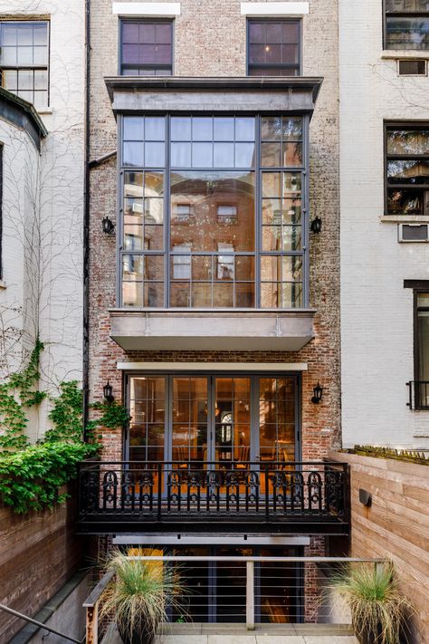 Tour This Charming Greenwich Village Townhouse | Architectural Digest Greenwich Village Nyc, New York Townhouse, Nyc Townhouse, Townhouse Exterior, Townhouse Interior, Sims House Design, Town House, Greenwich Village, House Extensions