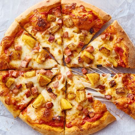 Delish Hawian Pizza Recipe, Homemade Hawaiian Pizza, Pizza Hawaiian, Pineapple Pepperoni Pizza, Pepperoni And Pineapple Pizza, Hawaiian Pizza Recipe, Pineapple On Pizza, Cooked Pineapple, Pineapple Pizza