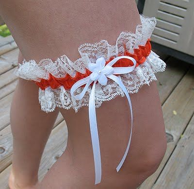 Good for what NOT to do. She should have used one whole piece of lace and just sewn the ribbon onto it. Good refresher. Bride Garter Diy, Garter From Moms Wedding Dress, How To Sew A Garter Diy Wedding, Ribbon Garter, Diy Garter, Red Bridal Garter, Prom Garters, Boutonnieres Prom, Lingerie Patterns