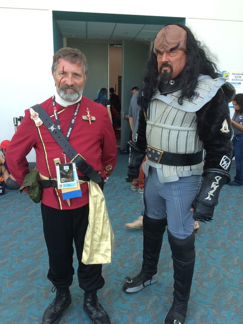 Starfleet officer and Klingon from "Star Trek" (they were doing a fan-play that night!) Starfleet Officer, Klingon Ships, Couple Cosplay, Star Trek Cosplay, San Diego Comic Con, Live Long, Star Trek, Pop Culture, San Diego