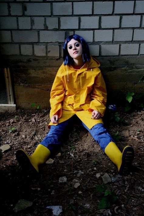 Coraline Photoshoot, Caroline Costume, Creepy Doll Halloween Costume, Coraline Cosplay, Coraline Halloween Costume, Coraline Characters, Coraline Costume, Character Halloween Costumes, Movie Character Costumes