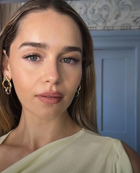 Emilia Clarke Makeup, Amelia Clarke, Southern Hair, Ireland Fashion, British Celebrities, Sarah Shahi, Smokey Eye For Brown Eyes, Mother Of Dragons, Emilia Clarke