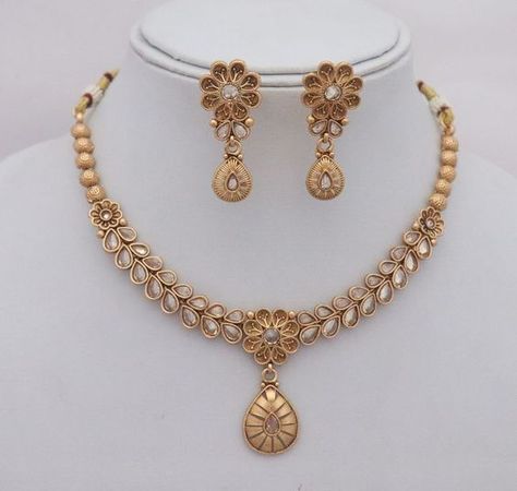 Gold Jwellary Design Necklaces Latest, Gold Nackless Design Latest Antique, Small Gold Necklace Designs, Gold Set Design, Antique Necklace Gold, Small Gold Necklace, India Necklace, Simple Necklace Designs, Earring Indian