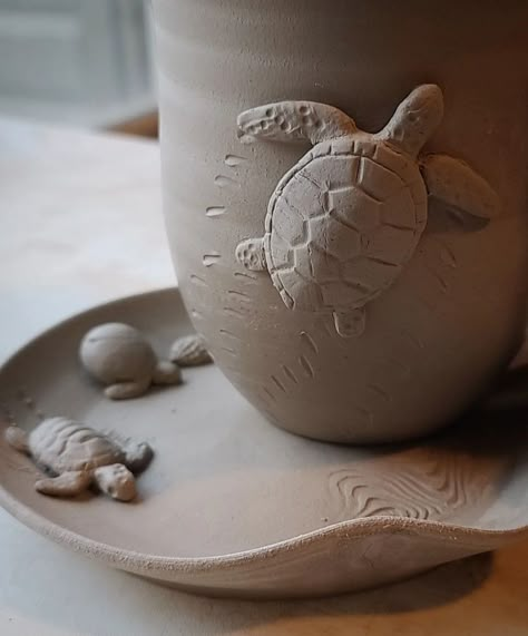 Ceramics Turtle, Turtle Pottery, Pottery Turtle, Turtle Mug, Ceramic Turtle, Coil Pottery, Tanah Liat, Clay Diy Projects, Clay Crafts Air Dry