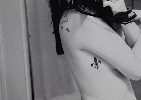 Fleur de lis side tattoo. I want one on the back of my arm Flur De Lis Tattoo, Tattoo Ideas Meaning, Lis Tattoo, Tattoo 2017, Icon Tattoo, Le Tattoo, Dad Tattoo, Tasteful Tattoos, Best Tattoos