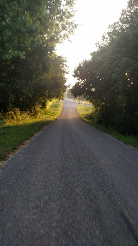 Backroad are my favorite Goblincore Aesthetic, Aesthetic Lockscreens, Jesus Painting, Countryside House, Boat Painting, Back Road, English Countryside, Nature Aesthetic, Walking In Nature