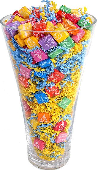 Centerpiceces Candy Party Table Decorations, Sweet 16 Candy Centerpieces, Diy Candy Centerpiece Ideas, Candy Bar Centerpieces, Candyland Candy Table, Candy Themed Party Food, Candy Party Centerpieces, Candy Vase Bouquet, Lollipop Centerpiece Ideas