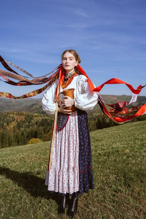 Slavic Clothing, Ukrainian Girl, Ukrainian Culture, Slavic Folklore, Contemporary Folk Art, Ukrainian Clothing, Art Top, National Clothes, Russian Culture