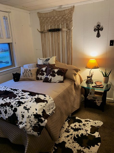 Cow Print Aesthetic Room, Cute Bedroom Ideas Country, Soft Western Bedroom, Cowprint Bedroom Aesthetic, Country Rooms Bedroom, Cow Theme Bedroom, Cute Country Room Ideas, Vaquera Room Ideas, Cow Themed Room