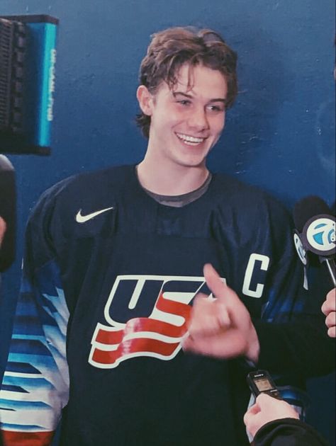 Cute Hockey Boys, Nhl Wife, Team Usa Hockey, Boys Aesthetic Outfits, Hockey Hair, Hockey Bf, Hockey Boy, Trevor Zegras, Hockey Girlfriend