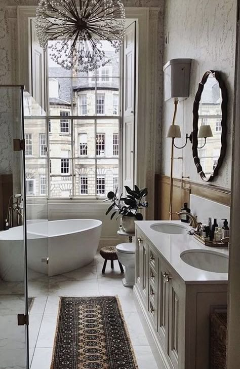 Bathroom Parisian Style, Paris Style Bathroom, Modern Parisian Interior Bathroom, Parisian Bathroom Aesthetic, Parisian Style Home Interior Design, Paris Apartment Bathroom, Parisian Apartment Bathroom, Bathroom Parisian, Parisian Bathroom French Style