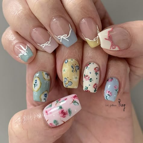 Cottage Core Nail Ideas, Housewife Nails, Vintage Floral Nails, Teacup Nails, Nature Themed Nails, Dainty Flower Nails, Cottage Nails, Cottage Core Nails, Bridgerton Nails