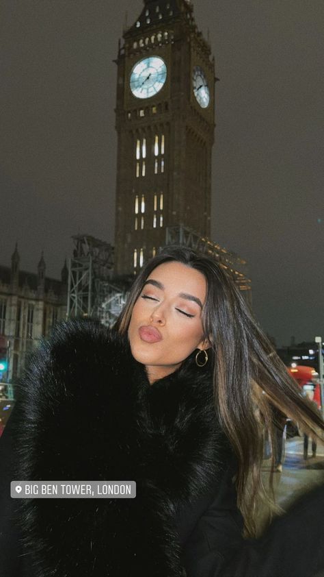 London Instagram Pictures, London Trip Outfit, Paris Trip Outfits, London In Winter, London Photo Ideas, Winter London, London Photoshoot, Nyc Photoshoot, London Tourist