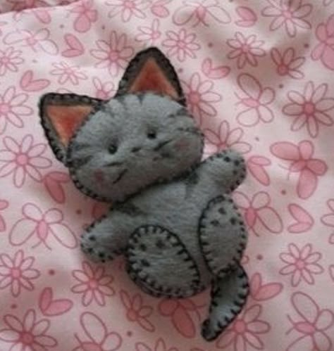 Kat Haken, Baby Mobil, Pola Sulam, Felt Cat, Felt Patterns, Cat Crafts, Felt Christmas Ornaments, Felt Diy, Felt Dolls