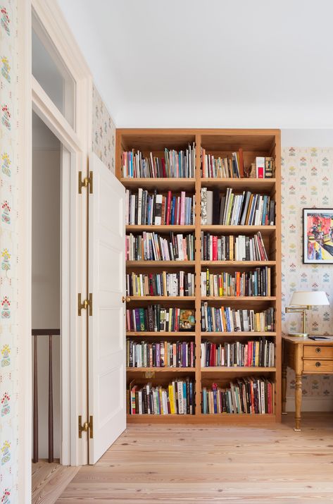 Yun Architecture refurbishes historic Tribeca townhouse Pine Bookshelf, Bookshelves Library, Bookcase Library, Pine Bookcase, Sitting Room Decor, Townhouse Interior, Beautiful Room Ideas, Heart Pine, Antique Wallpaper