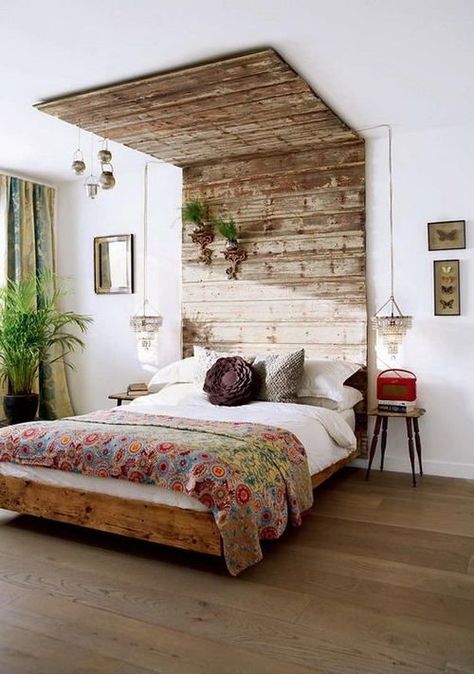 Don't have a canopy bed and you don't want to just drape sheer material from the ceiling, then recycle those pallets and make a canopy bed for your bohemian room. Healthy Bedroom, Deco Loft, Creative Headboard, Diy Wood Headboard, Creative Beds, Design Ložnic, Koti Diy, Reclaimed Wood Headboard, Decor Ikea