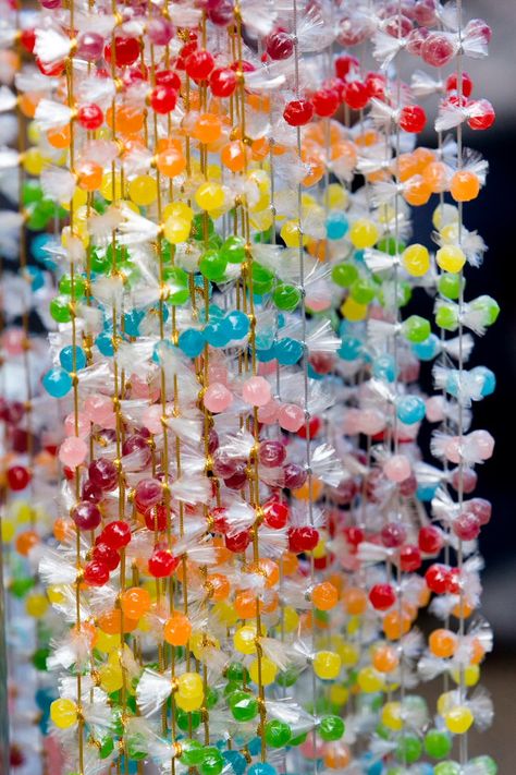 Candy Store Decor, Candy Display Ideas Party, Candy Backdrop, Rainbow Sweets, Lollipop Display, Rainbow Lollipop, Willy Wonka Party, Candy Theme Birthday Party, Candy Themed Party