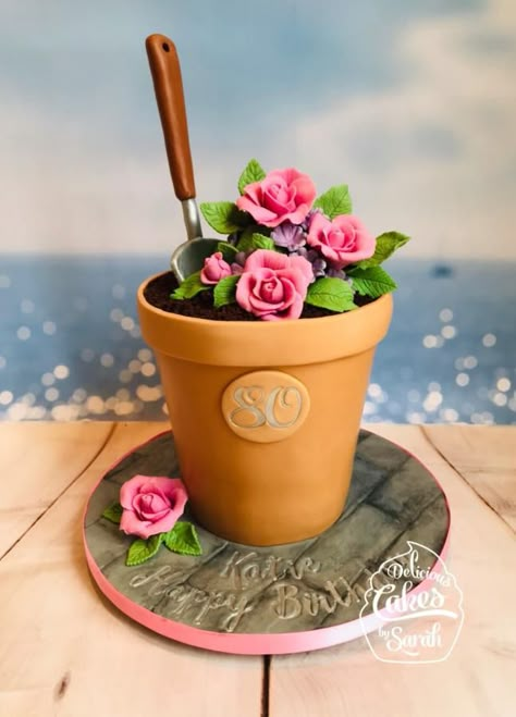 Cakes For Gardeners, Flower Pot Cake Design, Plant Pot Cake Ideas, Flower Pot Cakes, Flower Pot Birthday Cake, Garden Birthday Cake Ideas, Gardening Cake Ideas, Gardening Birthday Cake, Flower Cake Fondant