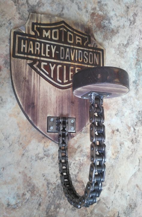 Helmet Hanger, Harley Davidson Decor, Harley Davidson Helmets, Vintage Harley Davidson Motorcycles, Automotive Furniture, House Simple, Motorcycle Chain, Harley Davidson Logo, Automotive Decor