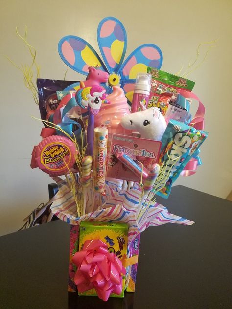 Unicorn Easter Basket Ideas, Candy Easter Basket Diy, Unicorn Candy Bouquet, Unicorn Gift Basket, Easter Basket Ideas For Girls 8-10, Easter Basket Ideas For Girls 10-12, Easter Candy Bouquet, Unicorn Easter Basket, Candy Boquets Mini