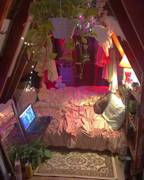 Rooms In Attic Ideas, Mythical Bedroom Aesthetic, Cute Tapestry Bedroom, House Decor Inspo Aesthetic, Vintage Attic Room, Bedroom Inspo Indie, Cute Big Rooms, Small Room Ideas Maximalist, Hideout Room Ideas