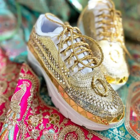 Madhumalti Rosegold sneakers #SneakerBride #silaaofashion #RosegoldSneakers #DesignerSneakers #BridalSneakers #BrideInSneakers #SneakerBridesmaid #WeddingSneakers Sequin Sneakers, Embellished Sneakers, Bridal Sneakers, Rose Gold Sneakers, Diana Penty, Wedding Sneakers, Golden Goddess, Wedding Crafts Diy, Gold Sneakers