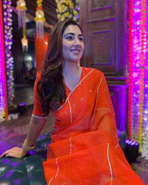 Disha Parmar, Modern Saree, Traditional Indian Outfits, Bollywood Girls, Saree Dress, Beautiful Saree, Indian Outfits, Red Leather Jacket, Saree