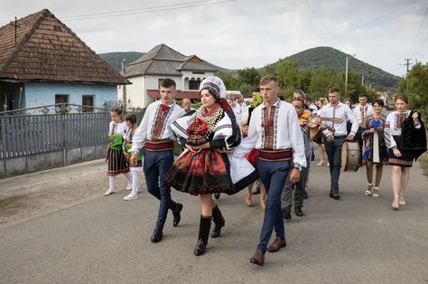 Romanian Wedding Traditions, Romania Wedding, Romania People, Romanian Wedding, Wedding Procession, Romania Travel, Big Kiss, Wedding Traditions, English Wedding