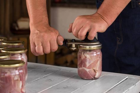 canning meat without a pressure canner via @missvickiecom Pressure Canning Meat, Canned Beef, Canning Meat, Clostridium Botulinum, Fruit Leather Recipe, Freezing Zucchini, Pressure Canning Recipes, Low Acid Recipes, Canning Vegetables