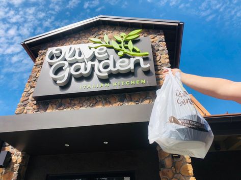 25 Olive Garden Secrets from Your Server That'll Save You Serious Cash - The Krazy Coupon Lady Olive Garden Gift Card, Restaurant Tips, Olive Garden Recipes, Secret Menu Items, Restaurant Deals, Starbucks Secret Menu Drinks, Garden Hacks, Starbucks Secret Menu, Dawn Dish Soap