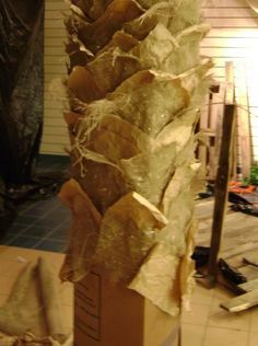 Palm Tree Stage Prop, Diy Faux Palm Tree, Palm Tree Set Design, Paper Mache Palm Tree, How To Make A Palm Tree, Diy Palm Tree Leaves, Diy Palm Tree Decorations, Cardboard Palm Tree, Diy Palm Trees