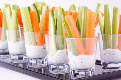 Individual Vegetable Appetizers Vegetable Appetizer, Appetizer Vegan, Veg Appetizers, Vegetable Cups, Appetizer Buffet, Awesome Appetizers, Vegetable Appetizers, Vegetable Sticks, Wellness Ideas