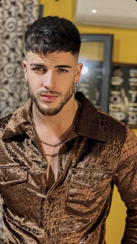 Brunette Man With Beard, Mens Hairstyles Fine Hair, Arabic Beard Style, Bearded Latino Men, Latino Men With Beards, Michele Morrone Without Beard, Classic Mens Haircut, Very Short Hair Men, Haircuts For Balding Men