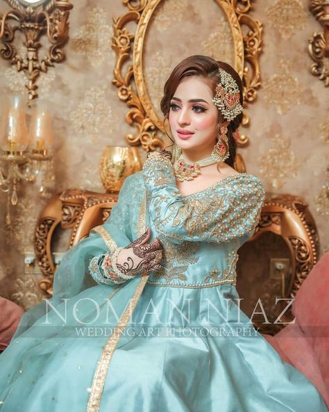 Jhumar Hairstyle, Function Hairstyles, Gorgeous Bridal Makeup, Pakistani Bridal Makeup, Bridal Lehenga Designs, Bright Pillows, Bridal Makeup Images, Asian Bridal Dresses, Bridal Dresses Pakistan