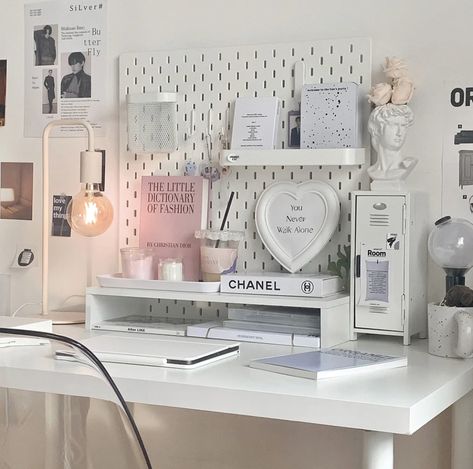 Kpop Desk, Desk Organisation, Ideas Habitaciones, Study Desk Decor, Desk Inspo, Desk Inspiration, White Desk, Desk Makeover, Room Redesign