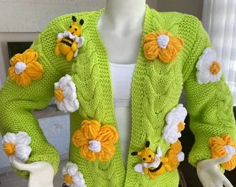 KnitWomanly - Etsy Turkey Aesthetic Cardigan, Daisy Sweater, Big Daisy, Flower Jacket, Cardigan Handmade, Jacket Crop, Oversize Cardigan, Cardigan Green, Badass Style