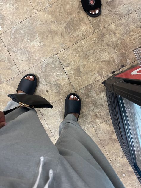 Yeezy Slides With Dress, Yezzy Shoes Women Slides, Fits W Yeezy Slides, Yeezy Slides Amazon, Yezzy Slides Outfits Girl Black, Yeezy Slide Slate Grey, Yeezy Slides Outfit, Dark Outfit, Slides Outfit