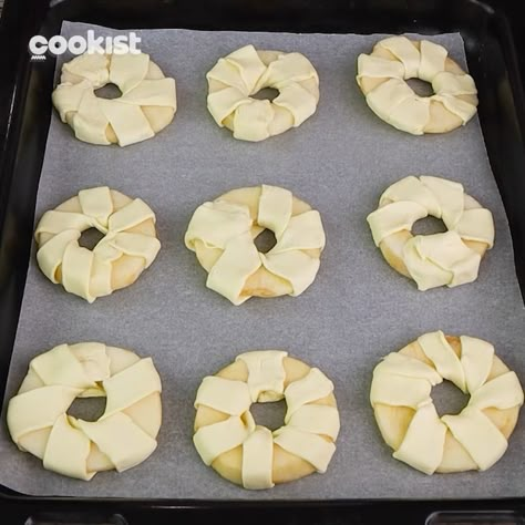 Cookist Wow - Puff pastry apple tarts: delicious and easy to make Puffed Pastry Apple Tart, Pastry Puff Apple Recipes, Apple With Puff Pastry Recipe, Apple Ring Puff Pastry, Apple Tarts With Puff Pastry, Puff Pastry Apple Tart Simple, Puff Pastry Apple Slices, Puff Pastry Apples Easy, Apple Tarts Puff Pastry