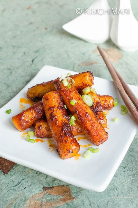 Gireum Tteokbokki or Chili Oil Rice Cake Simple Tteokbokki Recipe, Chili Oil Rice, Tteokbokki Recipe Easy, Spicy Tteokbokki, Tteokbokki Recipe, Korean Kitchen, Korean Cooking, K Food, Korean Dishes